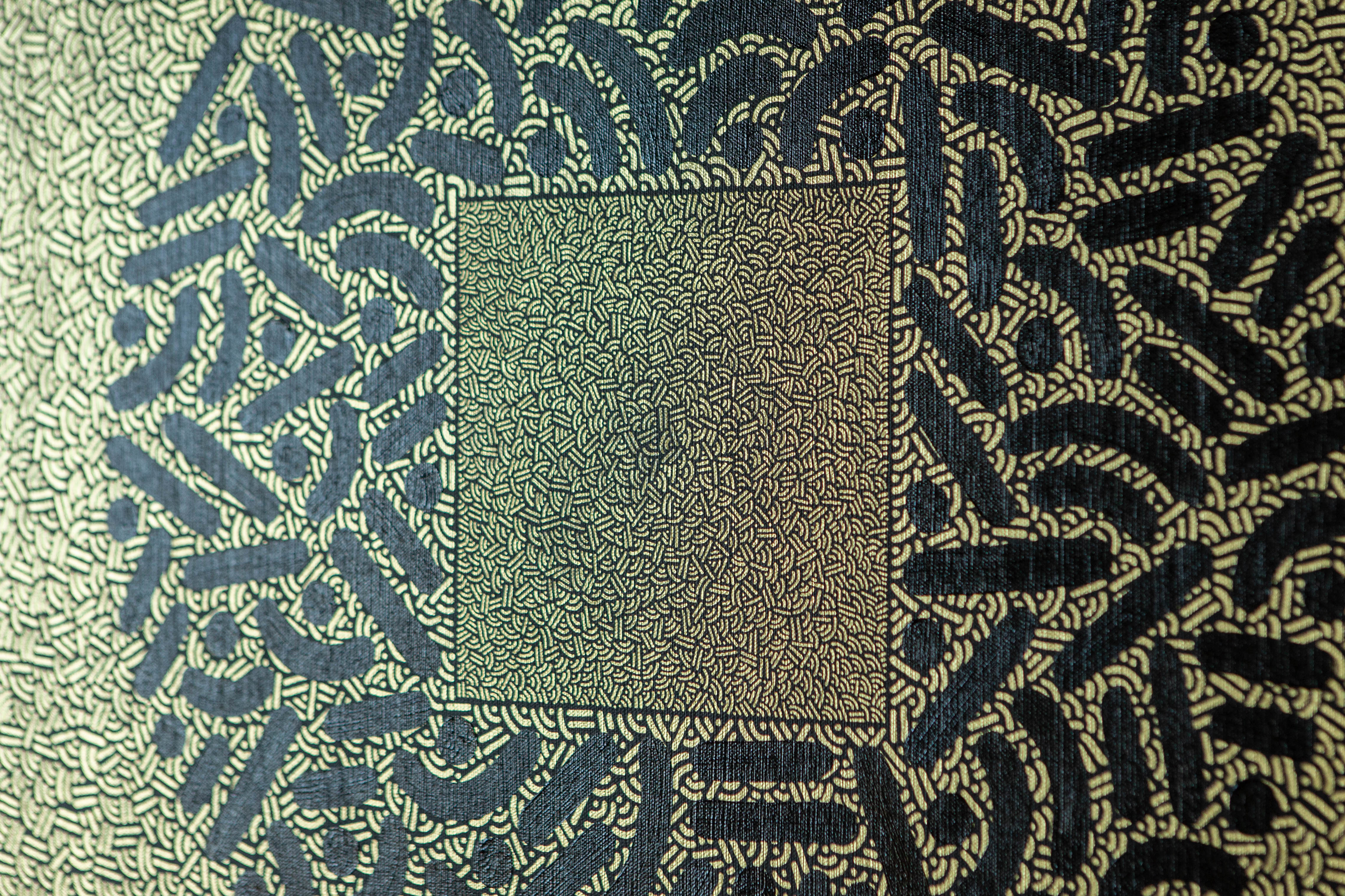 Central detail of Nexus by Pipe Yanguas: a densely patterned square enclosed by a circular network of larger black dots and lines.